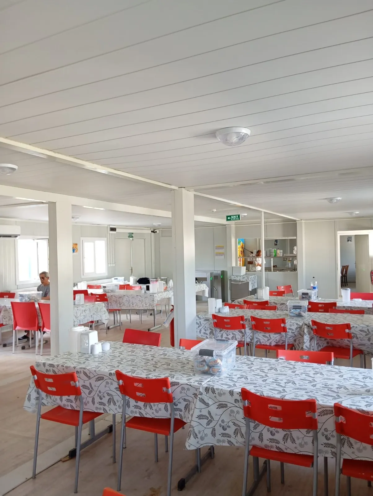 Kalabalık ekipler için geniş prefabrik yemek alanı